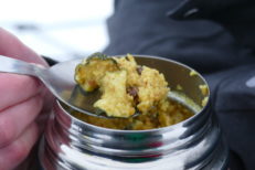 Warmes Essen tut unterwegs besonders gut - hier Mandelcouscous mit getrockneten Zucchini