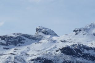 Dieser Gipfel hat uns an das Bild „The domain of Arnheim“ von René Magritte erinnert