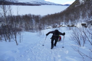 Der steilste Anstieg der Tour. Bei so einer großen Steigung heißt es Ski abschnallen!