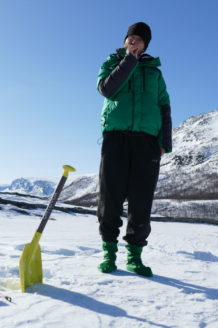 Martin in seinen Lagerschuhen - viel angenehmer als gefrorene Skischuhe!