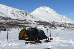 Zum Frühstück scheint wieder die Sonne ins Zelt