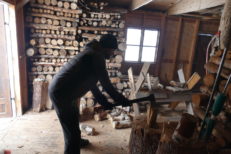 Holzhacken gehört zum Hüttenleben dazu